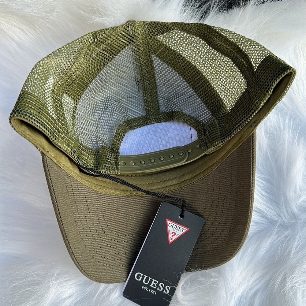 New GUESS Baseball hat with attractive patch - Picture 5 of 6